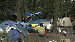 La policía desmantela un campamento de 1800 inmigrantes en el norte de Francia