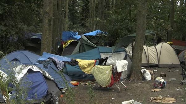 La policía desmantela un campamento de 1800 inmigrantes en el norte de Francia La policía desmantela un campamento de 1800 inmigrantes en el norte de Francia