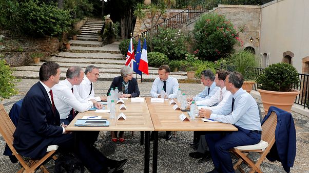 Emmanuel Macron recebe Theresa May no Forte de Brégançon para debater o brexit Emmanuel Macron recebe Theresa May no Forte de Brégançon para debater o brexit