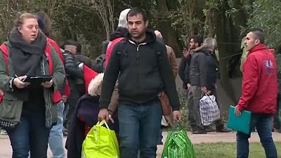 На севере Франции эвакуируют беженцев