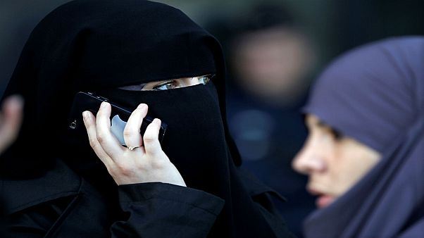 سيدة ترتدي النقاب في شوارع باريس سيدة ترتدي النقاب في شوارع باريس