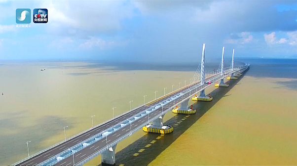 Chinas Rekordbrücke: 55 Kilometer für 20 Milliarden Chinas Rekordbrücke: 55 Kilometer für 20 Milliarden