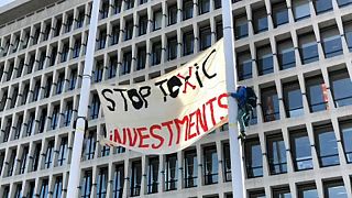 Proteste gegen "giftige Investitionen" vor ING-Sitz