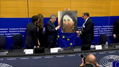 El Parlamento Europeo desvela un retrato de Daphne Caruana, la periodista maltesa asesinada