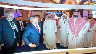 العاهل الأردني يحضر إحدى جلسات مؤتمر الاستثمار مع ولي العهد السعودي