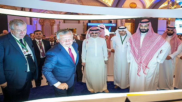العاهل الأردني يحضر إحدى جلسات مؤتمر الاستثمار مع ولي العهد السعودي العاهل الأردني يحضر إحدى جلسات مؤتمر الاستثمار مع ولي العهد السعودي