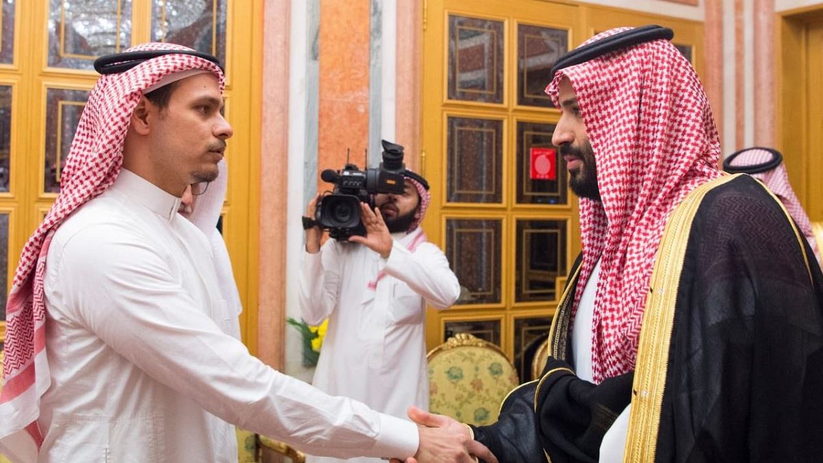 العاهل السعودي وولي العهد يقدمان العزاء لأسرة خاشقجي