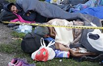 Bosnia: notte all'aperto per centinaia di migranti al confine croato