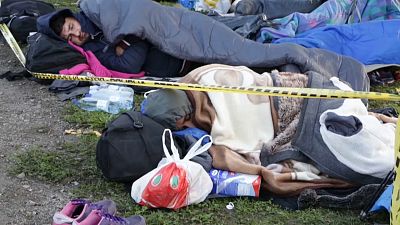 Migrantes duermen al raso en Bosnia para poder cruzar la frontera croata hacia la Unión Europea