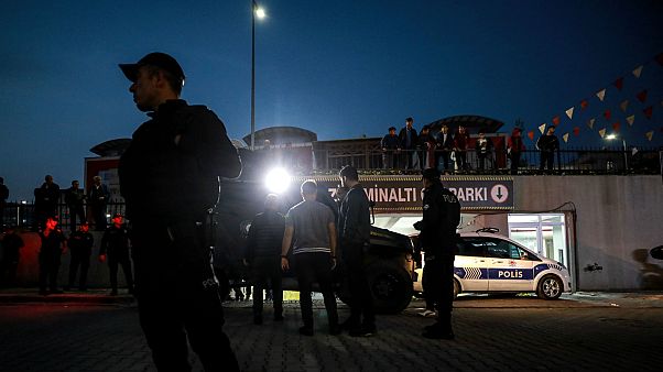 Suudi Arabistan Başkonsolosluğuna ait araçta inceleme: İki valiz bulundu Suudi Arabistan Başkonsolosluğuna ait araçta inceleme: İki valiz bulundu