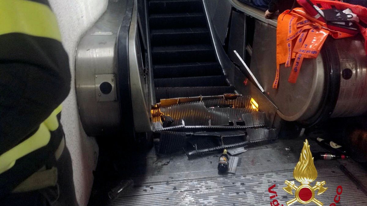 Фанаты обрушили эскалатор в римском метро