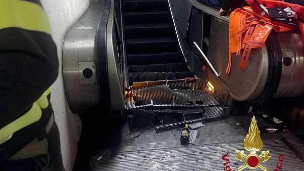 Фанаты обрушили эскалатор в римском метро Фанаты обрушили эскалатор в римском метро