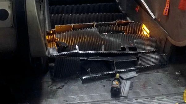 El hundimiento de una escalera mecánica siembra el pánico en el metro de Roma El hundimiento de una escalera mecánica siembra el pánico en el metro de Roma