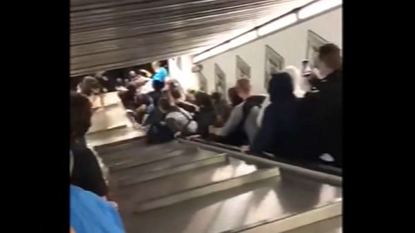 Un spectaculaire accident d'escalator Un spectaculaire accident d'escalator