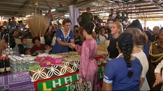 شاهد: ميغان ماركل تزور سوقا شعبية في فيجي