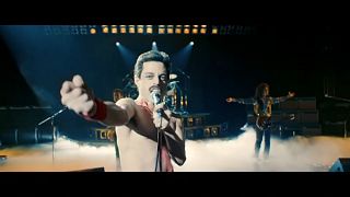 Rami Malek als Freddie Mercury während eines Konzerts im Film