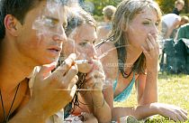 Turisti che fumano a Parigi nel 2003.
