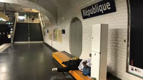Hitzewelle in Frankreich: Freiwillige versorgen Obdachlose mit Wasser Hitzewelle in Frankreich: Freiwillige versorgen Obdachlose mit Wasser