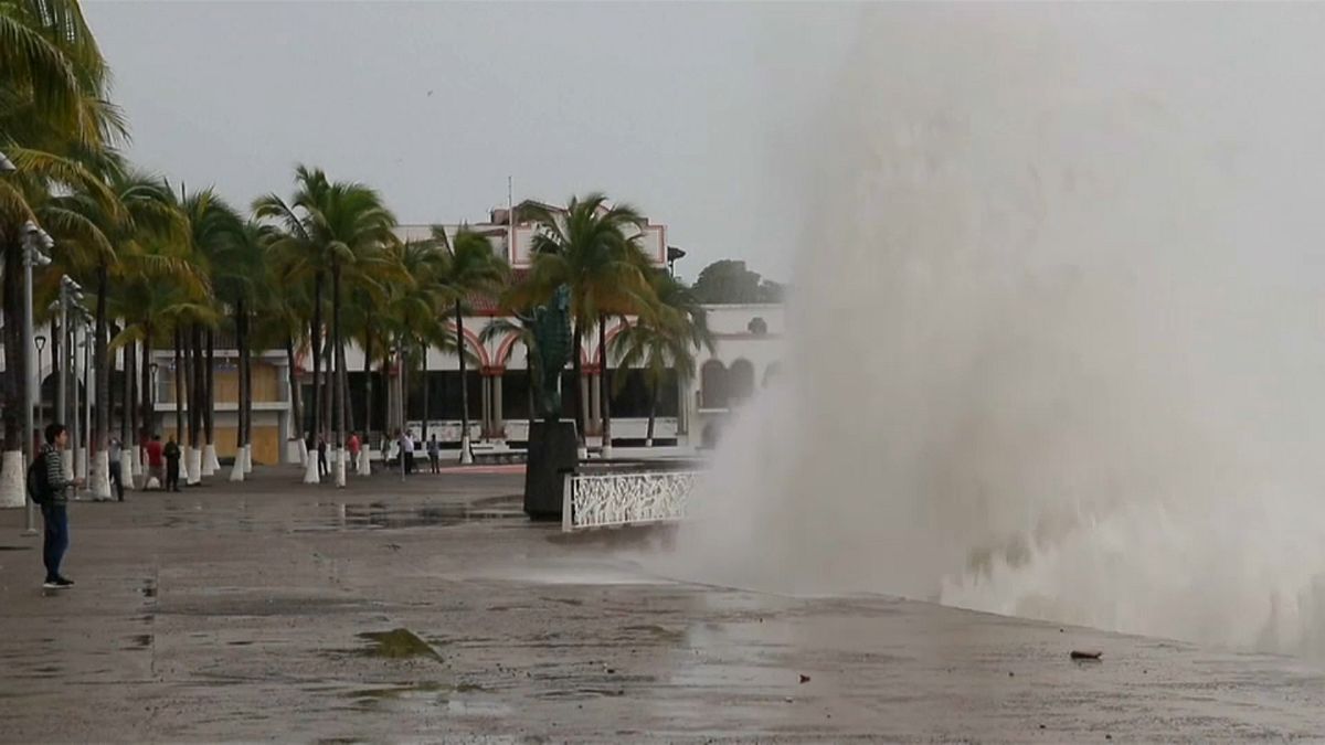 Ο τυφώνας Ουίλα πλήττει τις δυτικές ακτές