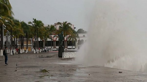 Ο τυφώνας Ουίλα πλήττει τις δυτικές ακτές Ο τυφώνας Ουίλα πλήττει τις δυτικές ακτές
