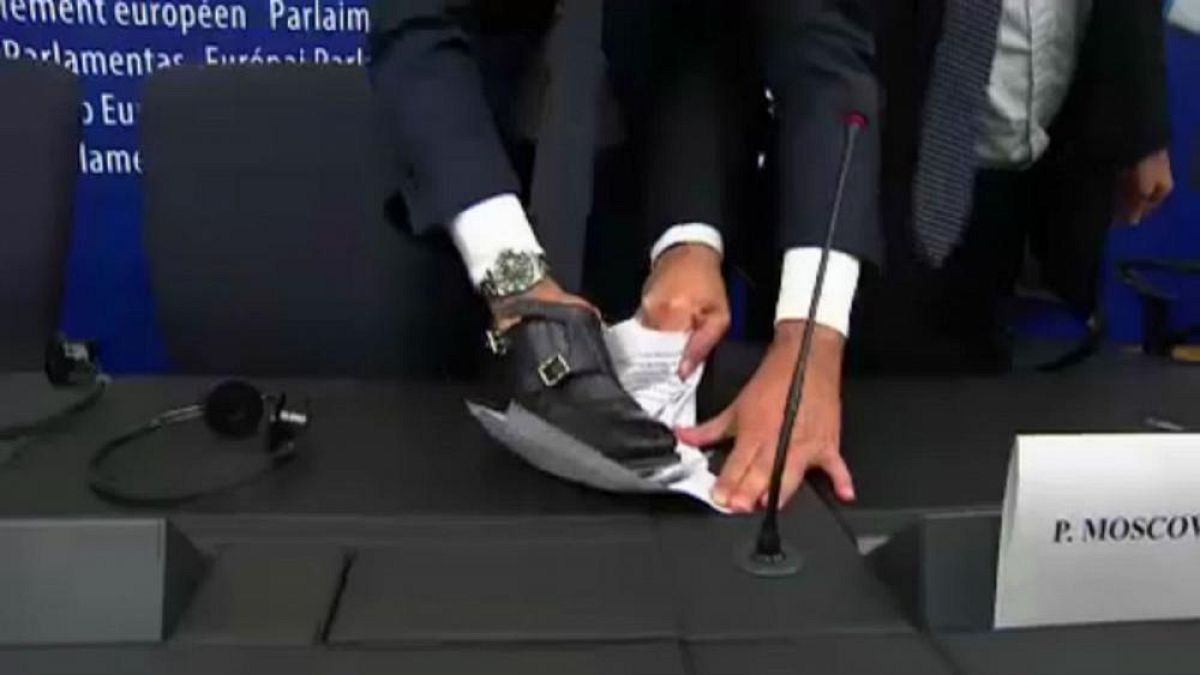 [Vídeo] Un eurodiputado italiano estampa su zapato en el rechazo de la UE al presupuesto