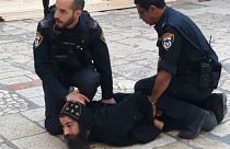 الشرطة الإسرائيلية تعتدي على رهبان أقباط خلال اعتصام بساحة كنيسة القيامة