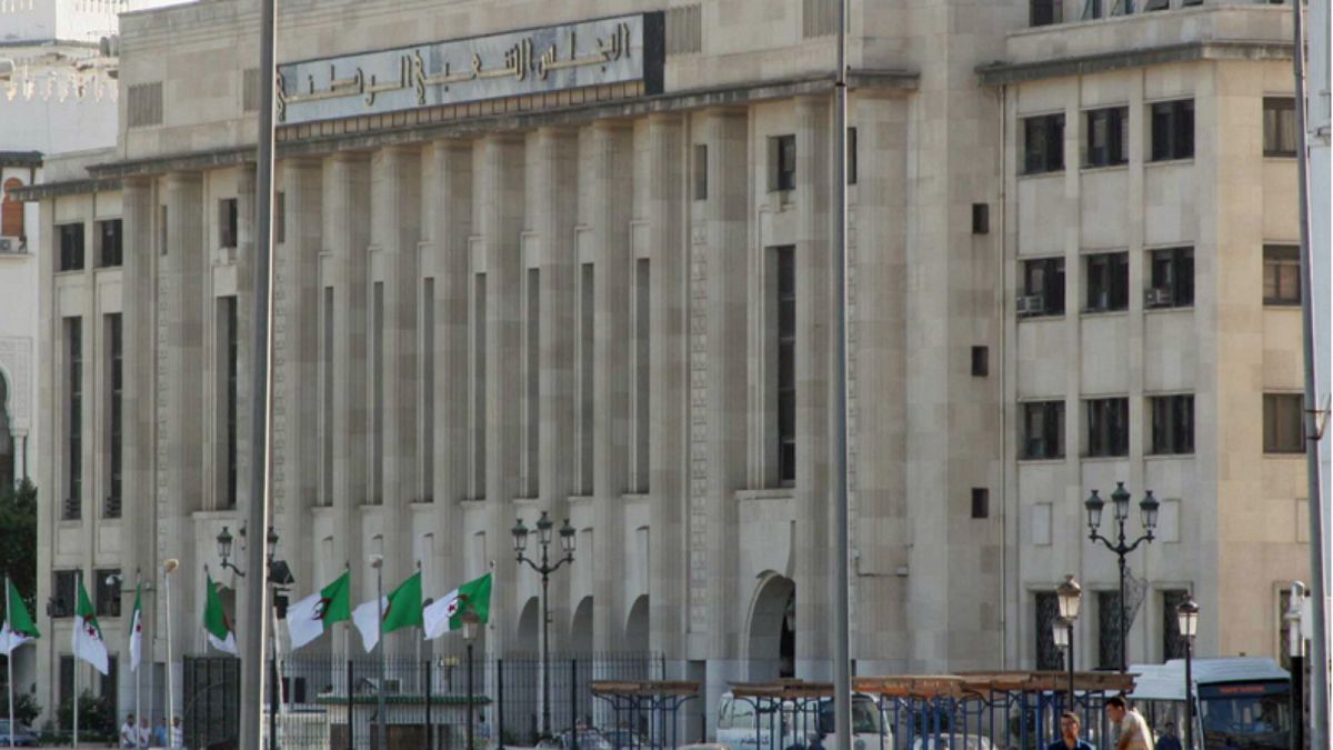 هل ستنتهي أزمة البرلمان الجزائري بانتخاب رئيس جديد؟