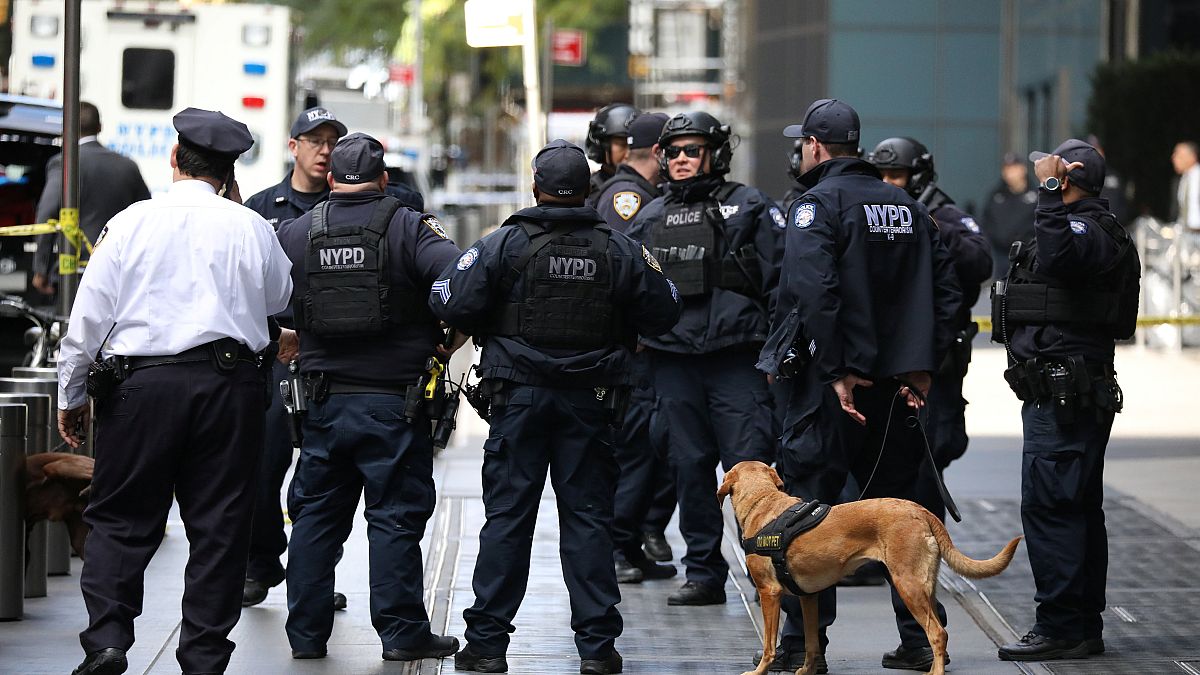 Poliziotti davanti al Time Warner Center di New York