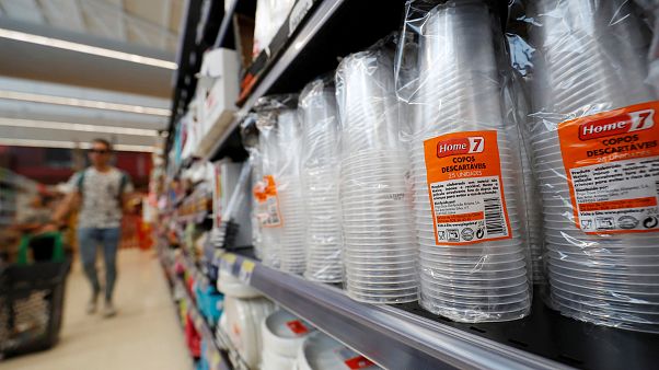 Copos descartáveis de plástico à venda no Pingo Doce, em Lisboa Copos descartáveis de plástico à venda no Pingo Doce, em Lisboa