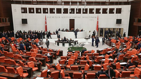 Emelilikte Yaşa Takınlanlar önergesine MHP önce destek verdi, sonra çekimser kaldı Emelilikte Yaşa Takınlanlar önergesine MHP önce destek verdi, sonra çekimser kaldı