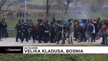 شاهد: اشتباكات عنيفة بين مهاجرين والشرطة على الحدود بين البوسنة وكرواتيا