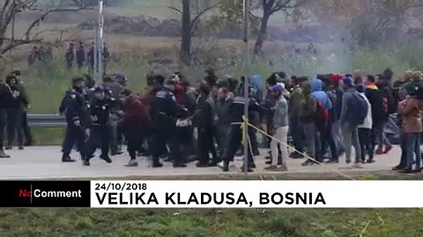 Confrontos entre a polícia e migrantes na fronteira entre a Bósnia e a Croácia Confrontos entre a polícia e migrantes na fronteira entre a Bósnia e a Croácia