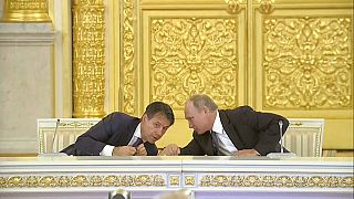 Poutine et Conte ouvrent une usine
