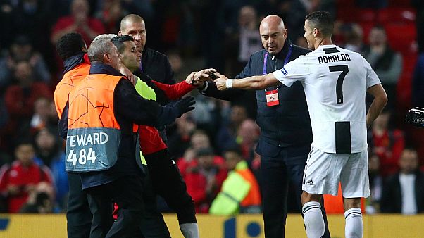 مانشستر يونايتد يواجه عقوبة محتملة بعد اقتحام جماهيره للملعب أمام يوفنتوس مانشستر يونايتد يواجه عقوبة محتملة بعد اقتحام جماهيره للملعب أمام يوفنتوس