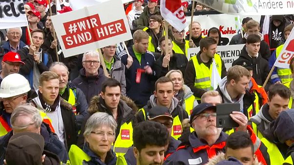 Protest gegen Kohleausstieg: "Hambi muss weg" Protest gegen Kohleausstieg: "Hambi muss weg"
