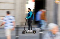 Madrid kaldırımlarında elektrikli scooter kullanmaya son