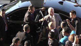 Der ehemalige malaysische Premier Najib Razak steigt aus dem Auto