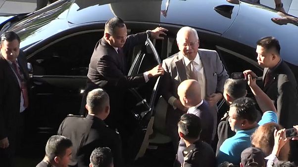 Der ehemalige malaysische Premier Najib Razak steigt aus dem Auto Der ehemalige malaysische Premier Najib Razak steigt aus dem Auto