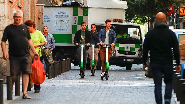 Madrid prohibe que los patinetes circulen por las aceras Madrid prohibe que los patinetes circulen por las aceras