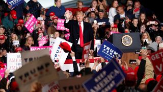 US-Präsident Donald Trump winkt inmitten einer Menschenmenge in Wisconsin