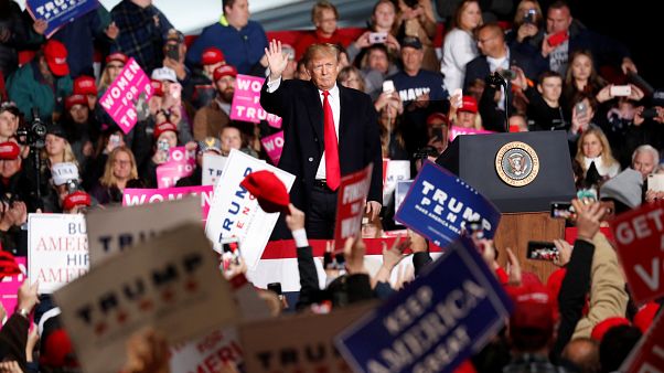 US-Präsident Donald Trump winkt inmitten einer Menschenmenge in Wisconsin US-Präsident Donald Trump winkt inmitten einer Menschenmenge in Wisconsin
