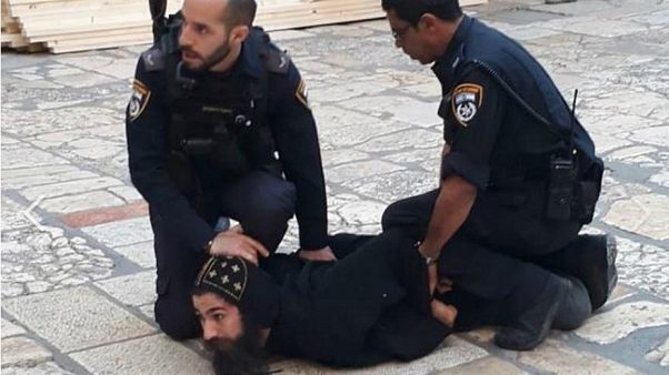Erőszakot alkalmaztak tüntető kopt keresztény szerzetesekkel szemben izraeli rendőrök Erőszakot alkalmaztak tüntető kopt keresztény szerzetesekkel szemben izraeli rendőrök