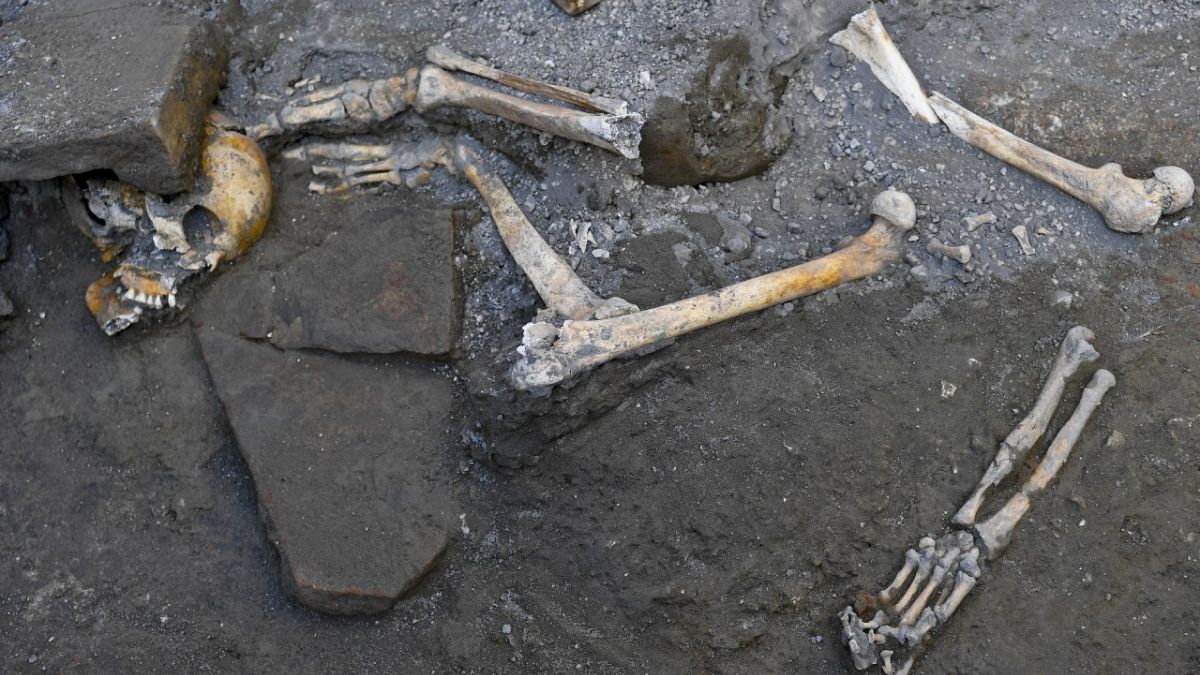 Antik kent Pompeii'de lavlardan kaçarken bir odaya sığınan 5 kişinin iskeleti bulundu