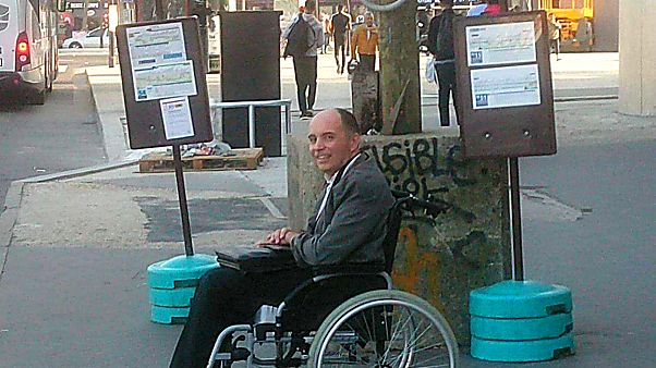Engelli yolcu belediye otobüsüne alınmayınca sürücü herkesi aşağı indirdi Engelli yolcu belediye otobüsüne alınmayınca sürücü herkesi aşağı indirdi