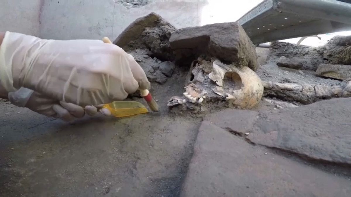 Pompeii antik kenti: Lavlardan kaçmak için bir odaya sığınan 5 kişinin iskeleti bulundu