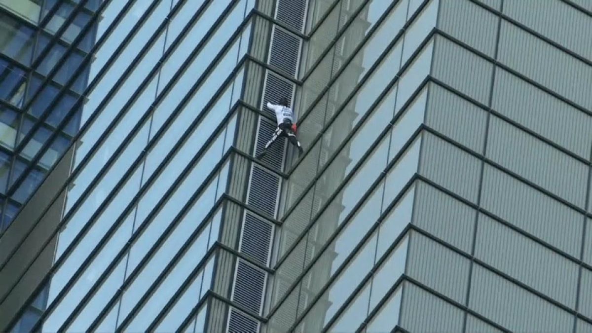 شاهد: رجل يتسلق أطول مبنى في لندن بشكل سري وبدون حبال 