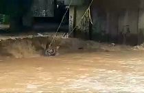 Willa Kasırgası'yla su seviyesi artan nehirde kurtarma operasyonu