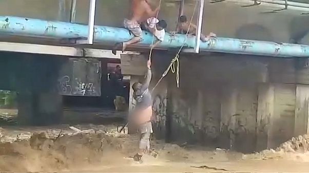 Homem escapa à fúria das águas no México Homem escapa à fúria das águas no México