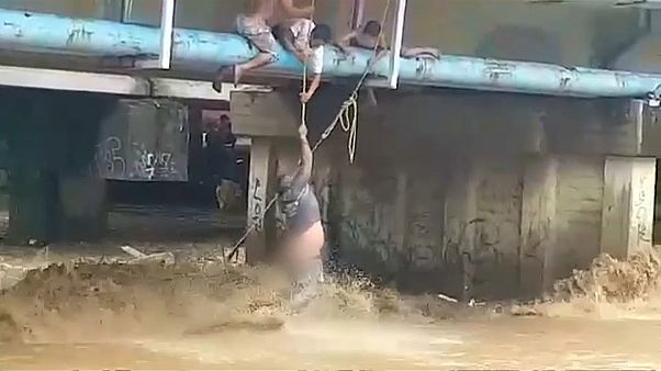 Rettung aus dem reißenden Fluss Rettung aus dem reißenden Fluss