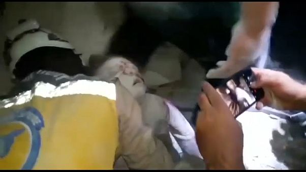 "الخوذ البيضاء" تنقذ طفلة عمرها 5 سنوات من تحت حطام بناء دمرته قوات الأسد "الخوذ البيضاء" تنقذ طفلة عمرها 5 سنوات من تحت حطام بناء دمرته قوات الأسد